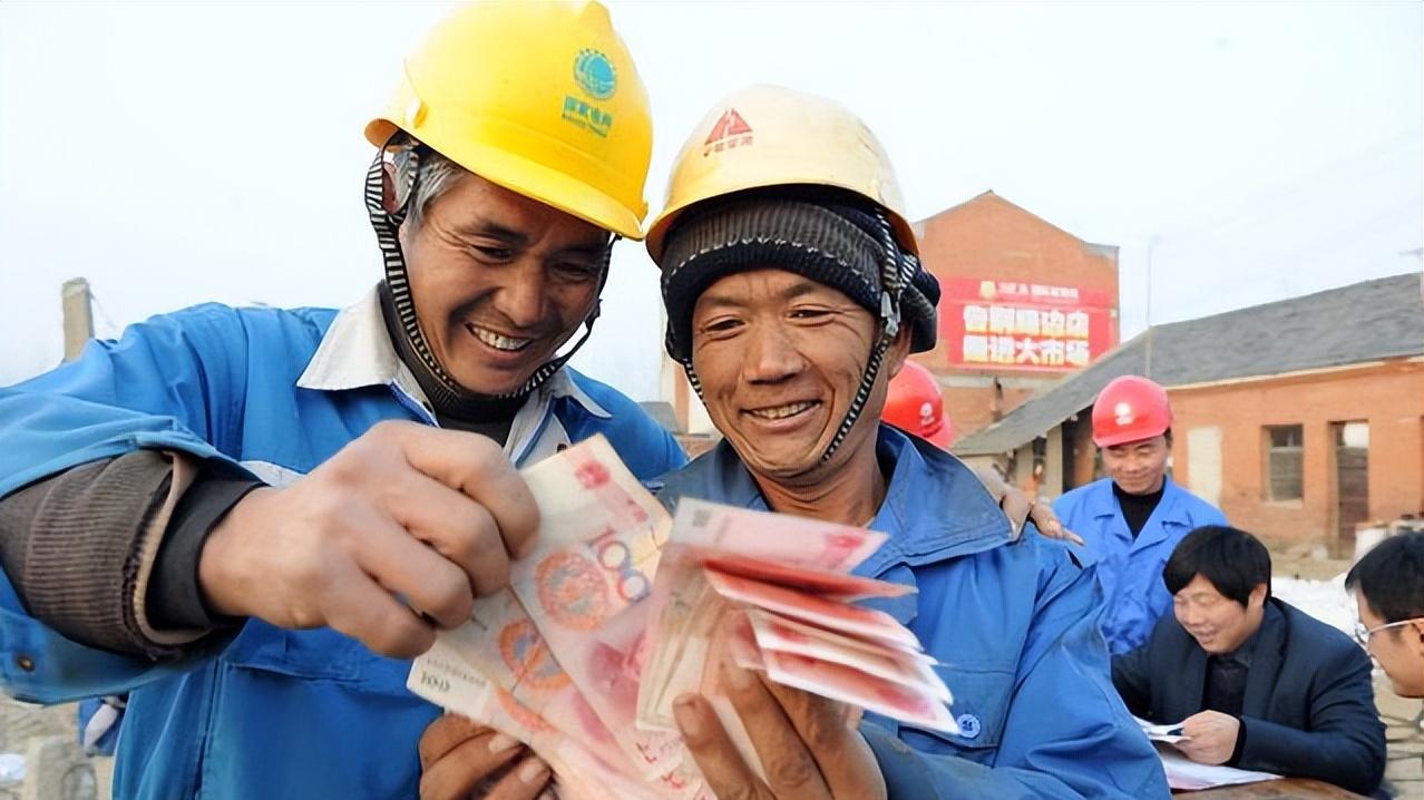 为什么农民工都要求工资日结？90后工头说出3大原因，很现实