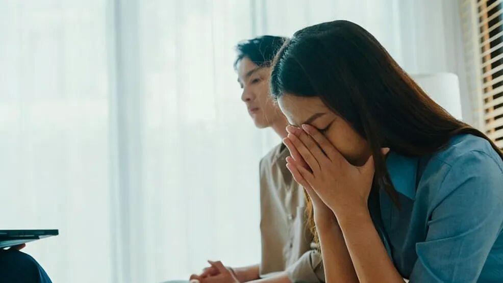 你对象总抱着手机傻笑，可能出问题了