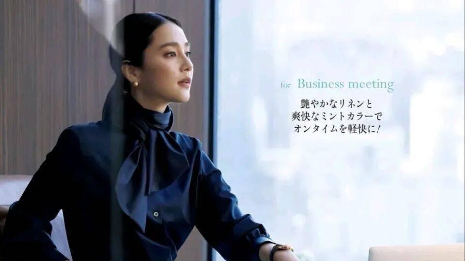 “别总穿小黑裤了！这3条彩色阔腿裤，才是春夏的“气质加速器””