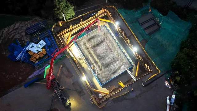 铜吉铁路全线最大桥梁承台浇筑完成