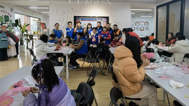 花灯暖“新”庆元宵 青年汇社区情系新业态从业者