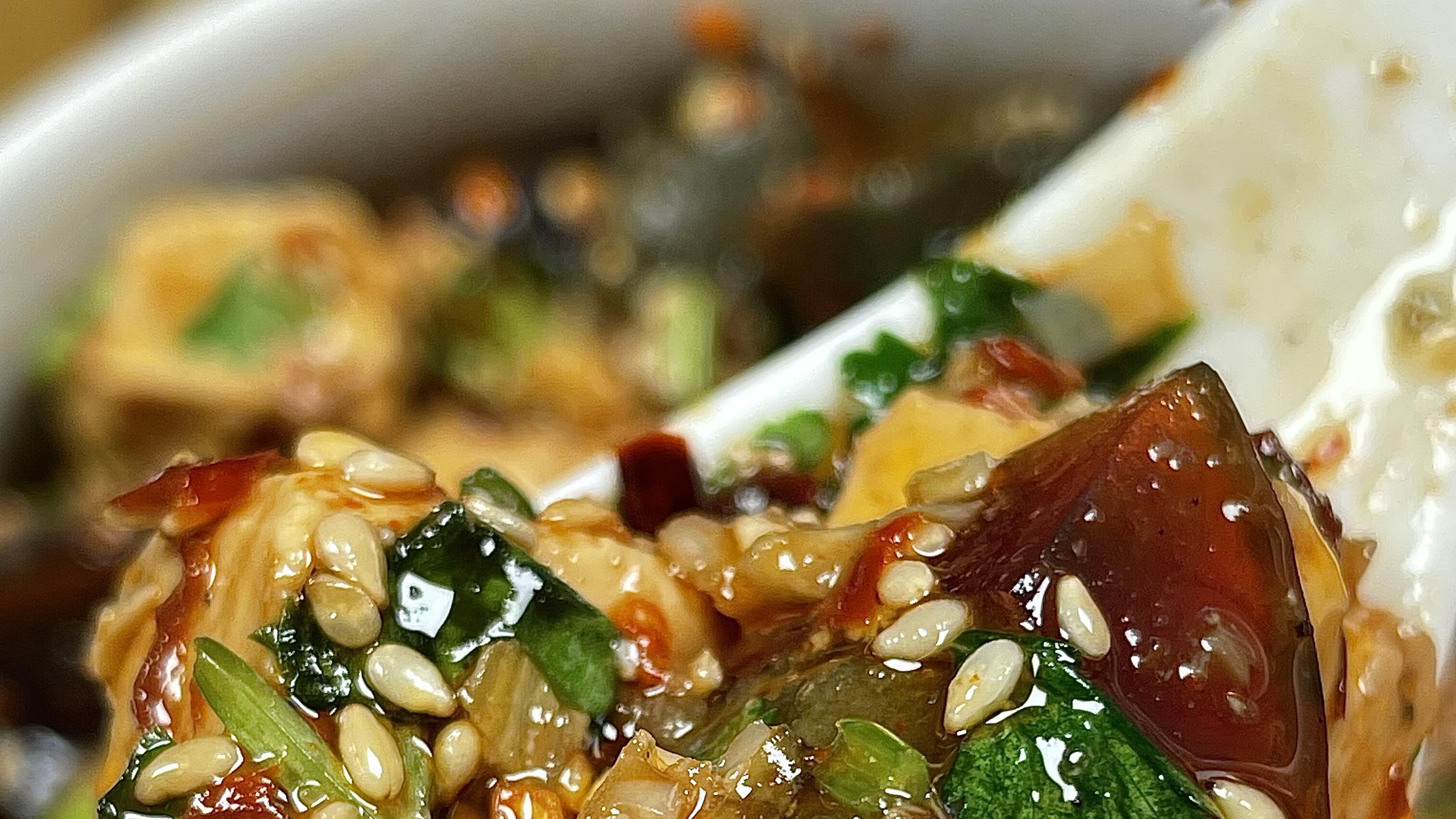 凉拌皮蛋豆腐：香辣嫩滑，几分钟搞定下饭神器