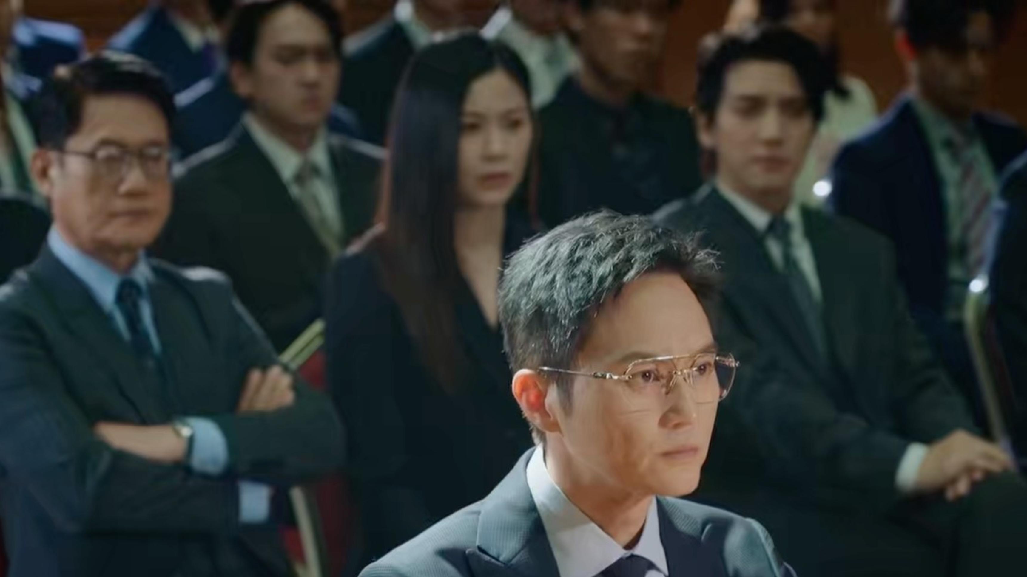 左滑看张智霖摘眼镜的样子