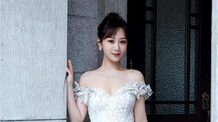 杨紫染红发炸场，登顶微博热搜第一，顶流女明星就是有实力！