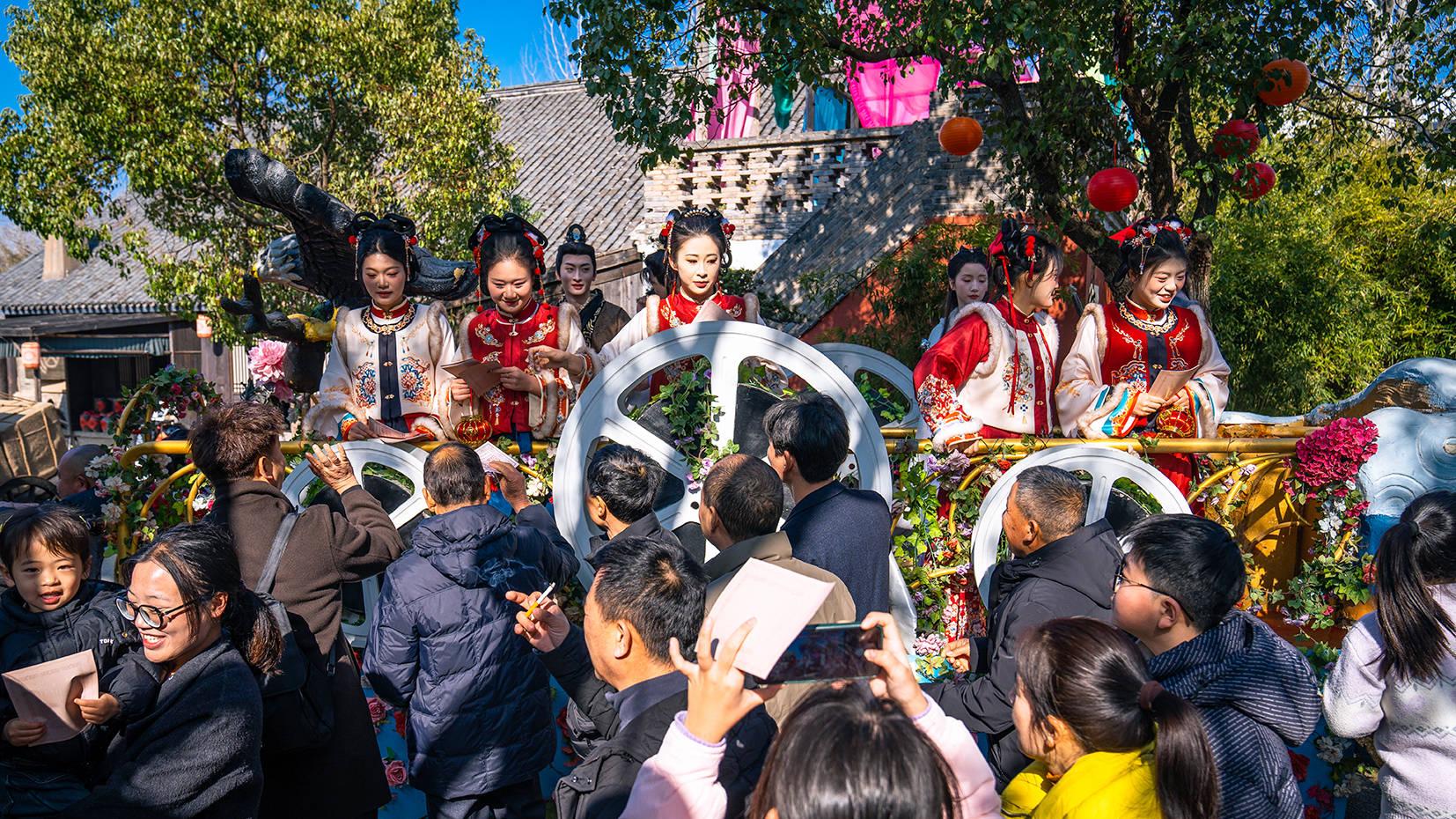 要问今年春节哪人多？来象山影视城看看，每天都是人山人海的景象