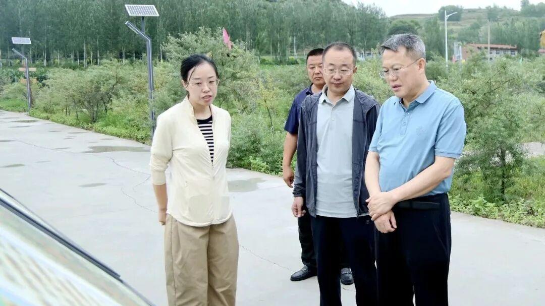 王小明在岚县气象局、界河口镇调研督导重点工作