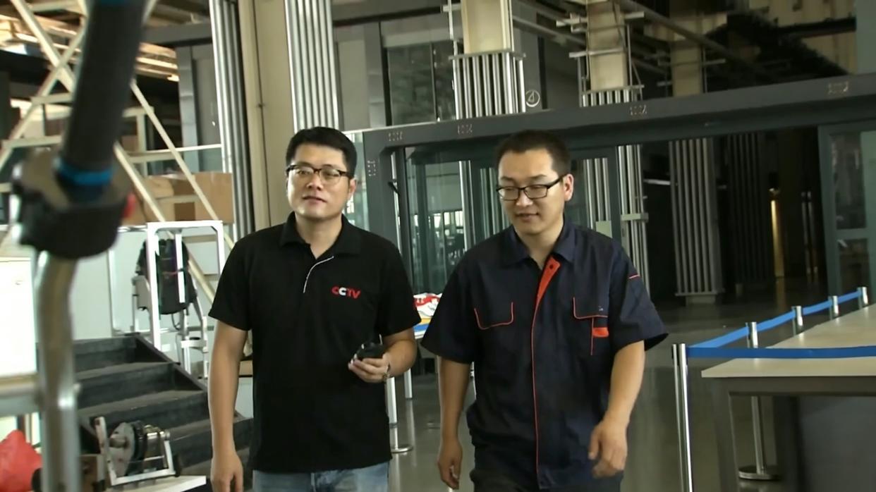 2016年，黑龙江一男子发明了一款爬楼机，可以辅助上下楼