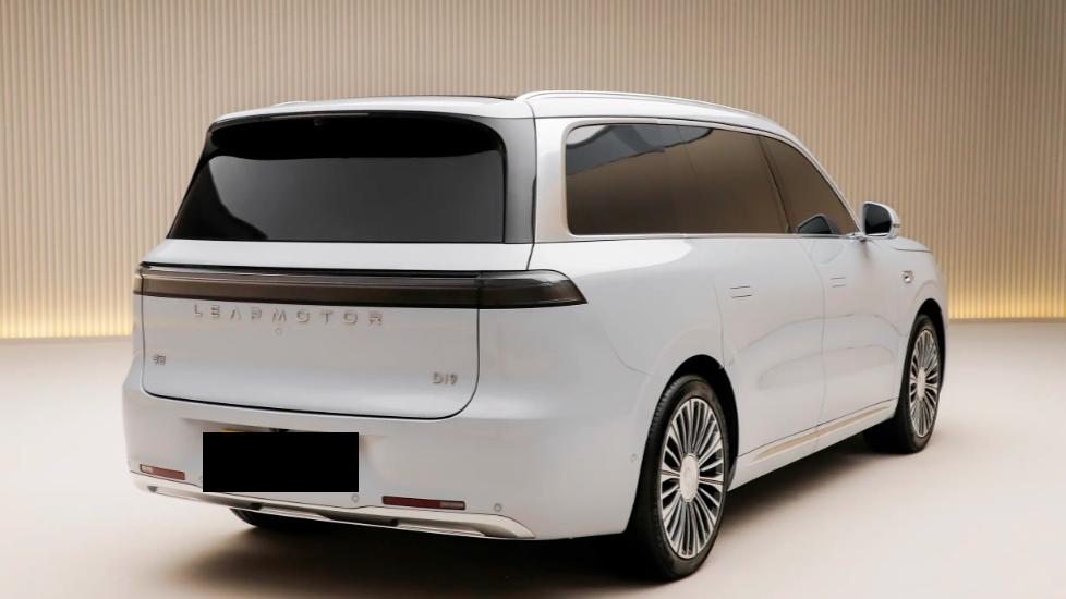 这让对手怎么玩？零跑D19诚意十足，增程版纯电续航就有500km