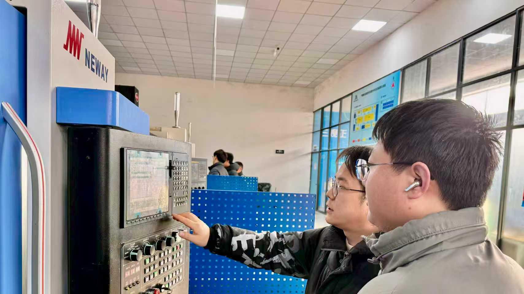 时政热点下的苏州机遇：新质生产力崛起学五轴数控就是抢占未来！