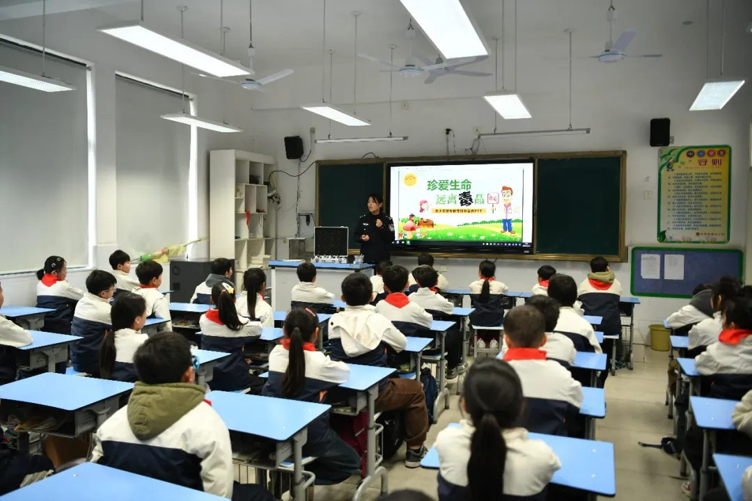 阜阳阜南公安：禁毒宣传进校园 守护青春不“毒”行