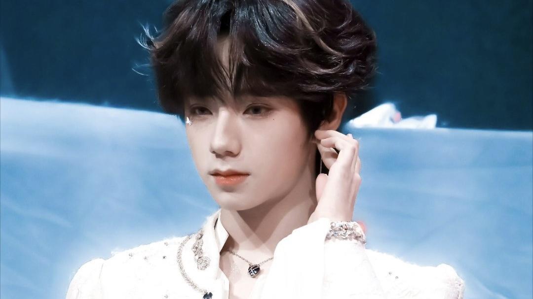 王橹杰：一袭白衣惊艳澳门，月光白玫瑰破圈成顶流符号