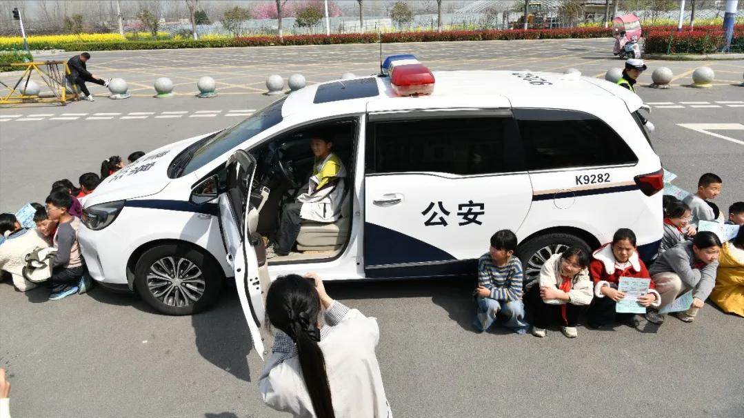 阜阳阜南公安交警开展全国中小学生安全教育日宣传活动