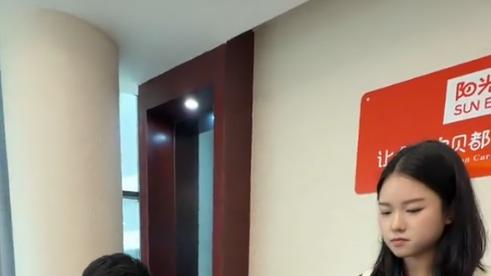 别人怕老板，他们"玩"老板，这家箱包厂凭什么火遍全网