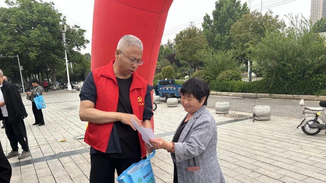 万荣县卫健局、医疗集团联合解店镇卫生院举办第16个“世界家庭医生日”大型义诊宣传活动