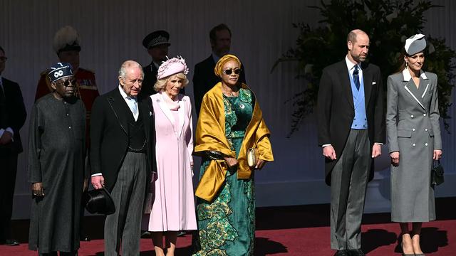 有变化？凯特王妃向卡米拉行屈膝礼，而威廉则很随意的打招呼方式