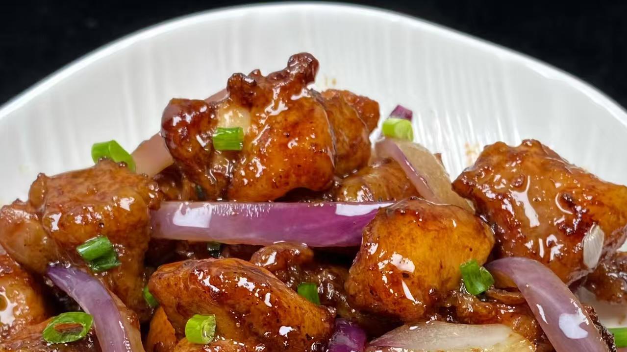 洋葱炒鸡腿肉：焦香多汁，洋葱甜香，汤汁浇米饭能炫到锅见底