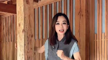 56岁陈松伶暴瘦变身“纸片人”，颜值重回巅峰，脖子青筋难掩岁月痕迹