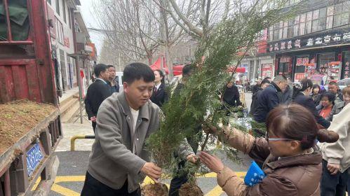 闻喜县林业局联合多部门开展清明侧柏发放暨文明祭祀宣传活动