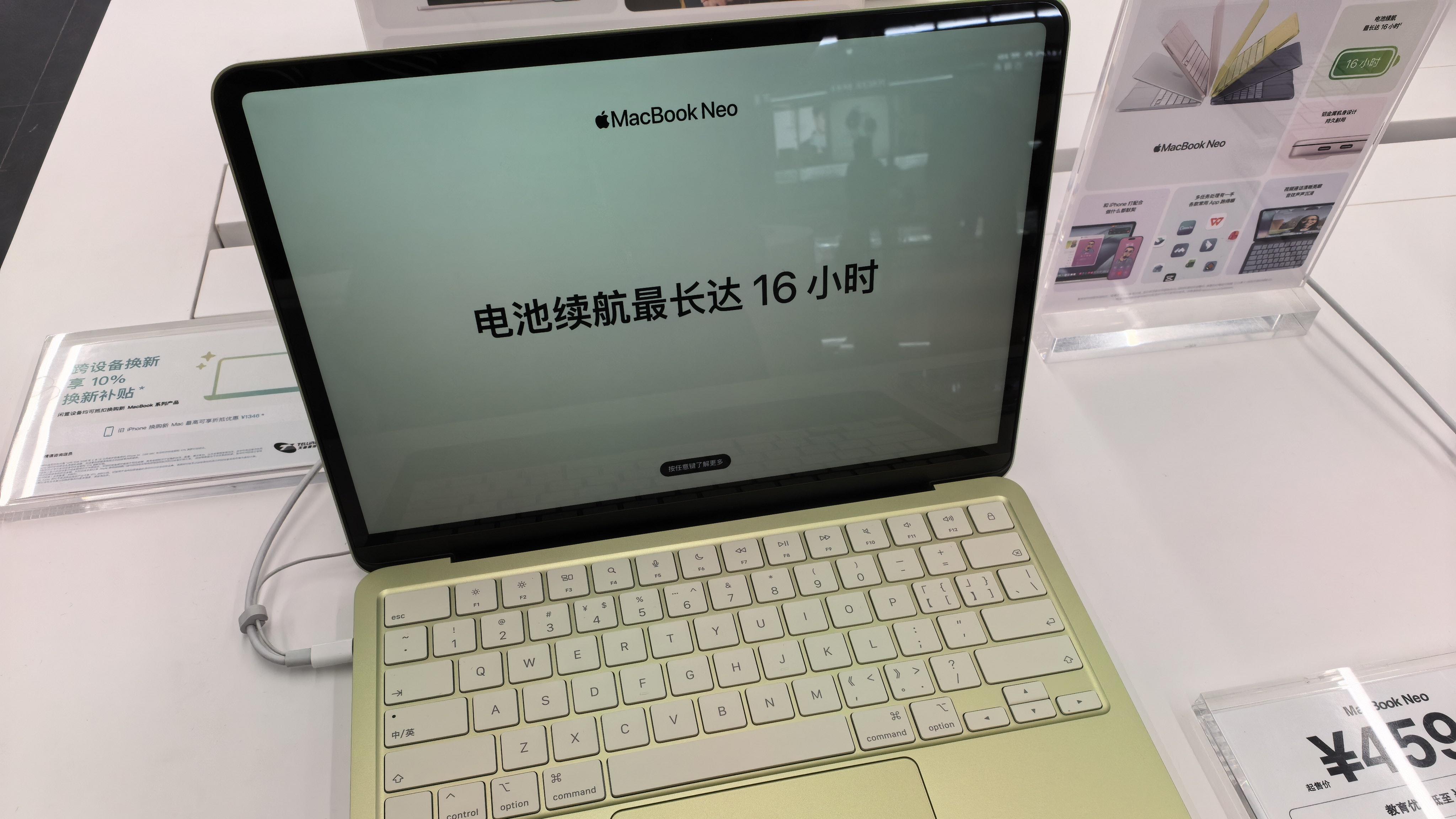 Macbook neo探店实拍，线上线下价格差异较大