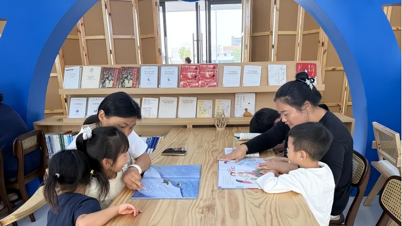阜南黄岗镇黄岗社区开展“书香润家风 共读助成长”亲子阅读活动