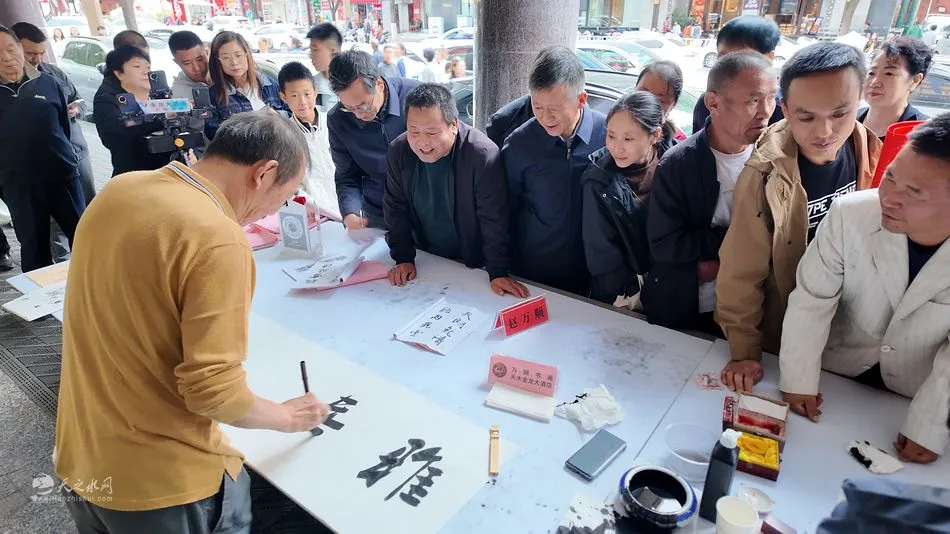 翰墨庆华诞 书画惠民生｜天水师大美院携手金龙大酒店举办国庆书画惠民活动