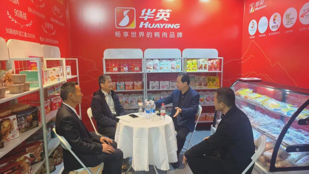 信阳市委统战部领导参观华英农业成都糖酒会展厅