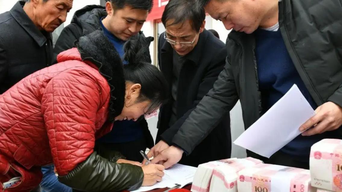2026年农村土地征迁，每亩补偿多少钱？农民可获2大保障！