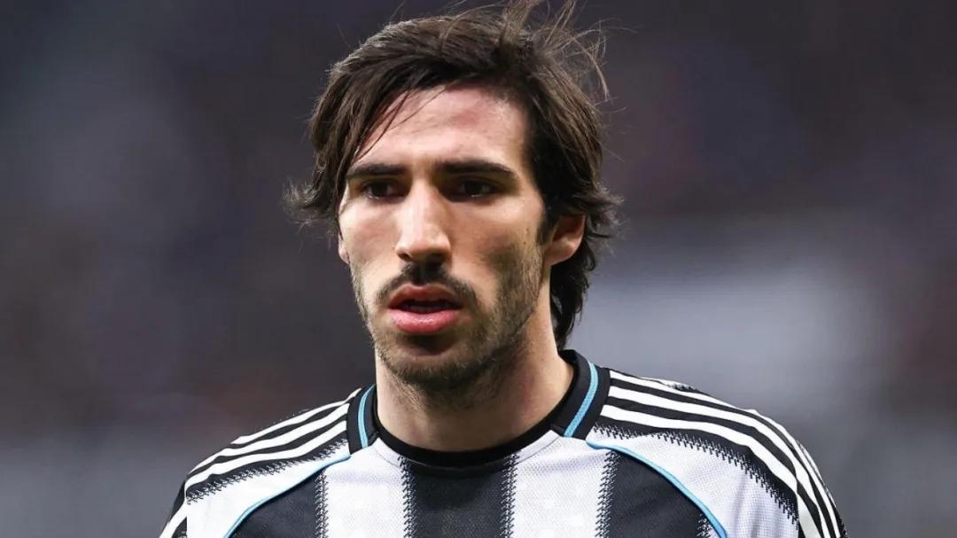 罗马诺：阿森纳、曼联争抢托纳利！虚惊一场？马杜埃凯伤势不严重