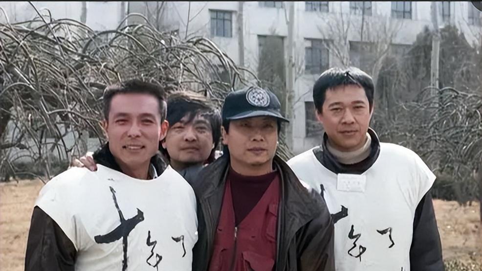 谢园2年前因病去世，虽无儿女送终，但妻子邱月却对其深情难忘