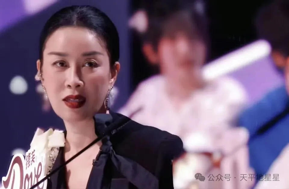 关系户实锤？张卓尔舞台惨不忍睹，那英睁眼夸“太棒了”，观众怒了