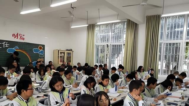 初中这四个不起眼迹象，早就决定孩子高中能走多远