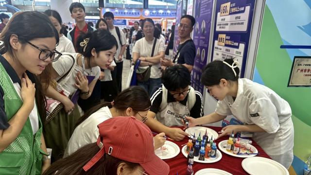 机器人秀技 匠心展风采：广州市轻工技师学院中考咨询会圆满落幕