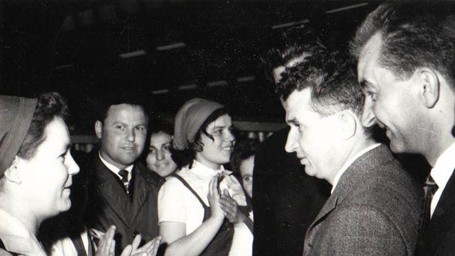 老照片 罗马尼亚领导人齐奥塞斯库视察地方