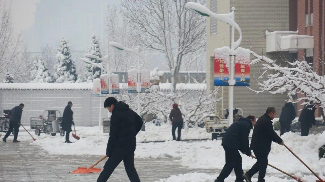 冀州滏运中学教职工提前清雪除冰 全力备战开学
