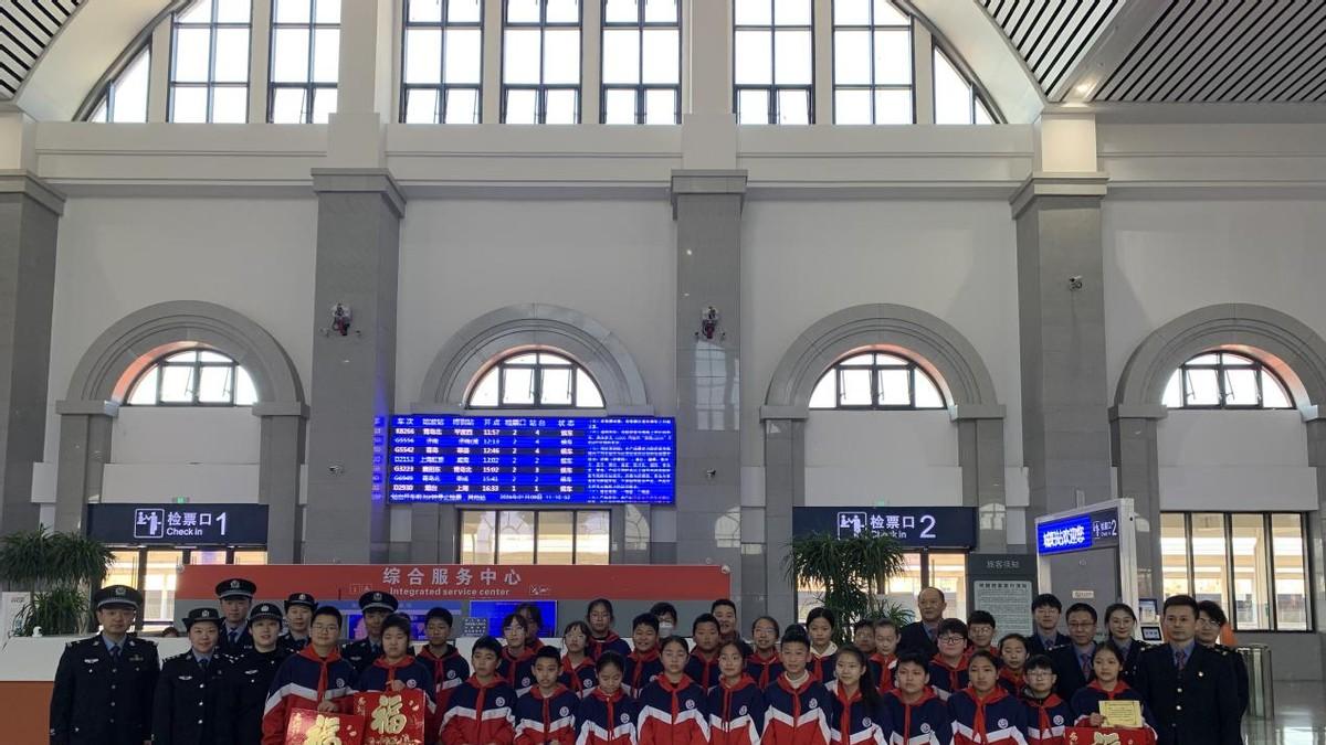 庆祝第六个中国人民警察节 青岛小学生走近城阳站派出所开启铁路安全教育活动