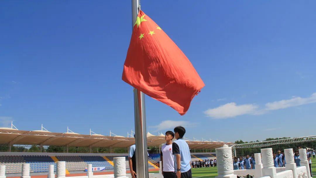 循英雄足迹，立少年报国志。高中部升旗仪式及主题班会