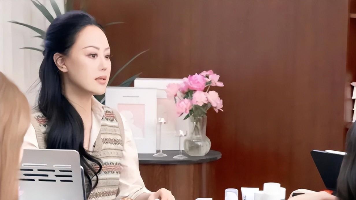 ​62岁章小蕙杀回上海直播，两年狂卖15亿：那个被骂“败家精”的女人，把审美活成了硬通货