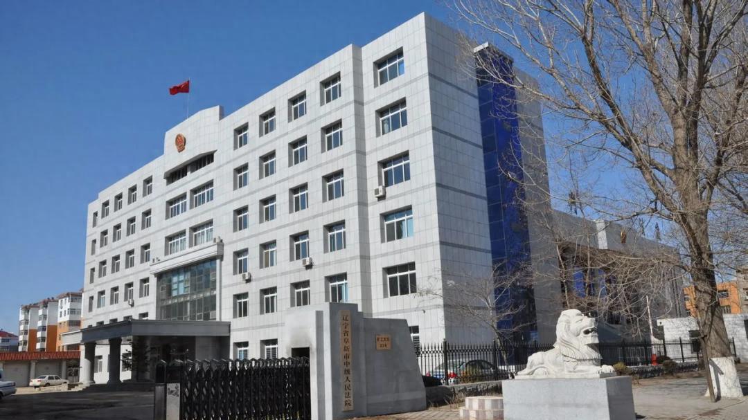 男子租车诈骗一审判两年多，二审犯罪嫌疑人家属法院内袭击受害人