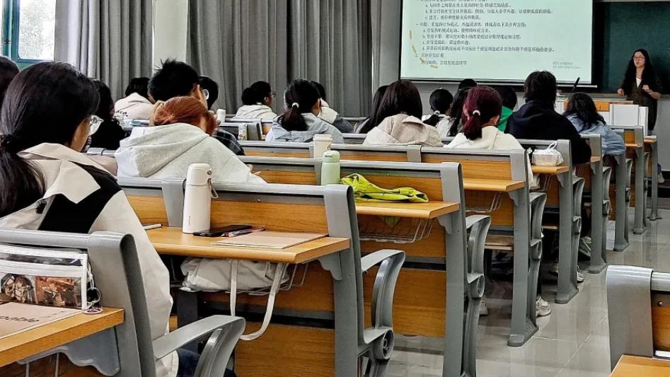 江苏某高校被曝年终绩效从2万降到8000? 老师网上吐槽, 网友却羡慕