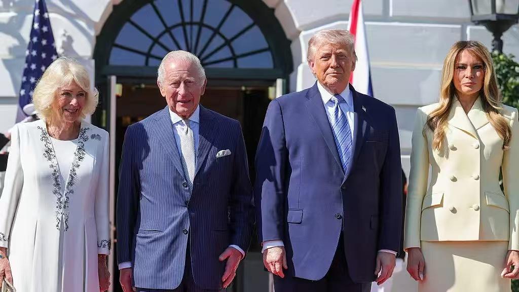 特朗普当众调侃妻子，婚姻梗笑翻全场