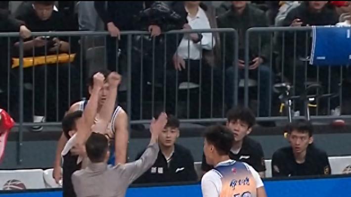 山东高速男篮，莫兰德打脸克里斯被无视，裁判欠篮球一句对不起！