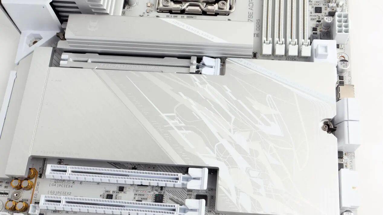 专为胜利而生：技嘉X870E X3D冰雕主板实战测试