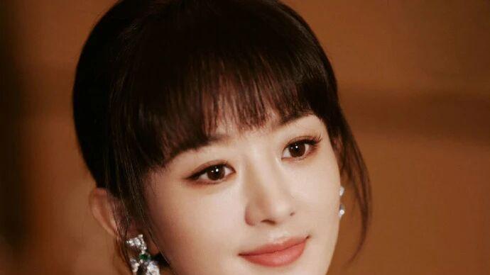 赵丽颖新剧宣传造型好温婉！齐刘海 + 定制礼服，珠宝衬出优雅感