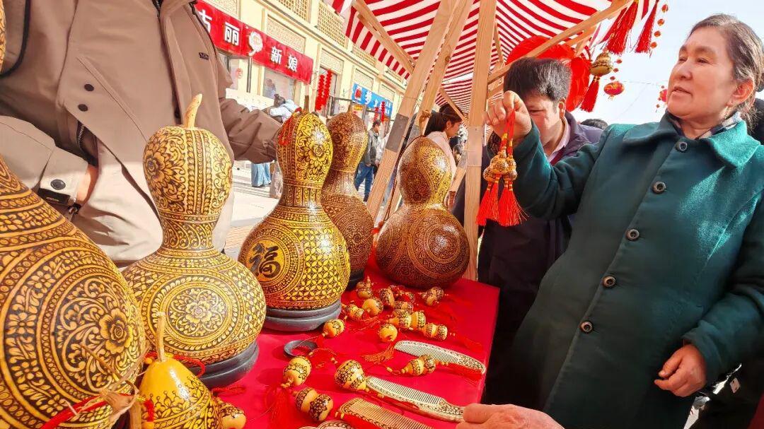 新春走基层丨洛浦县年货大集上的葫芦缘