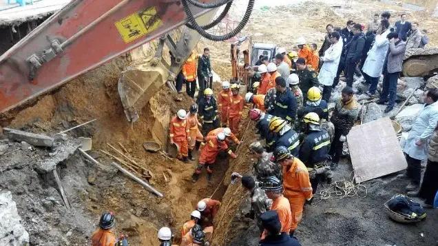 武汉市龙门吊拆除为何成"致命杀手"？1死1伤事故暴露哪些安全漏洞？