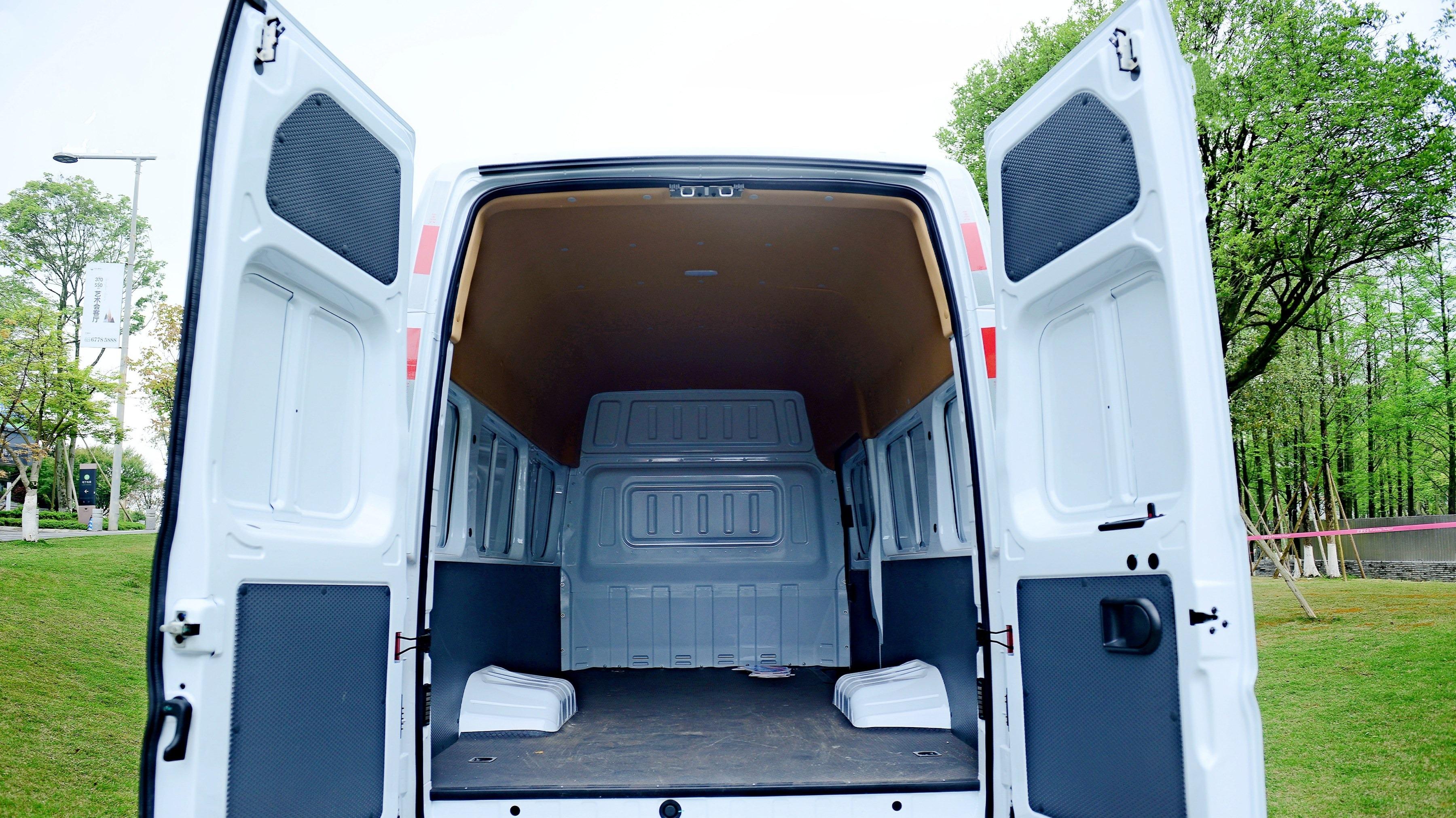 试驾东风福瑞通V8E/V10：四好国民VAN，还得看央企