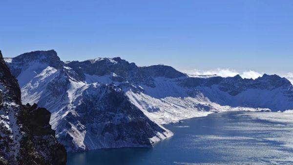 十六峰环抱天池，三江水滋养文明：长白山的自然与人文交响