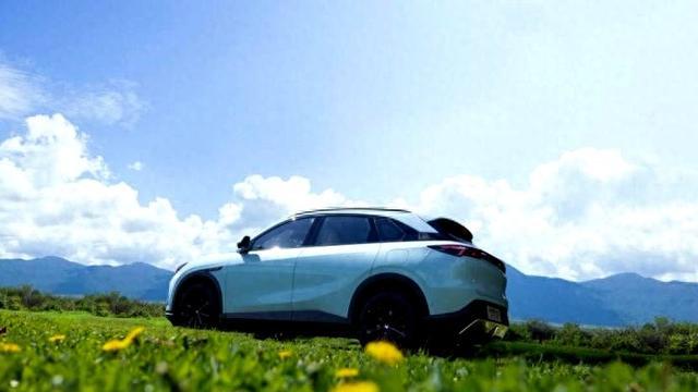 极狐新阿尔法T5续航达630公里，充电15分钟可行500公里！