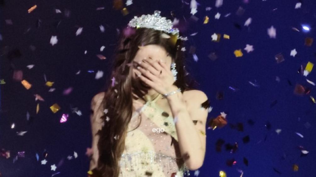 solo演唱会上，Jessica郑秀妍泪洒出道曲《再次重逢的世界》舞台