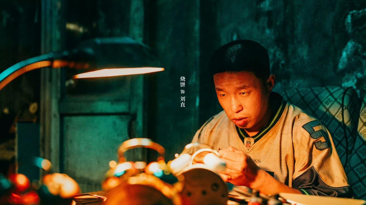 《低智商犯罪》两个配角强势出圈，长相一般，其中一人酷似张若昀